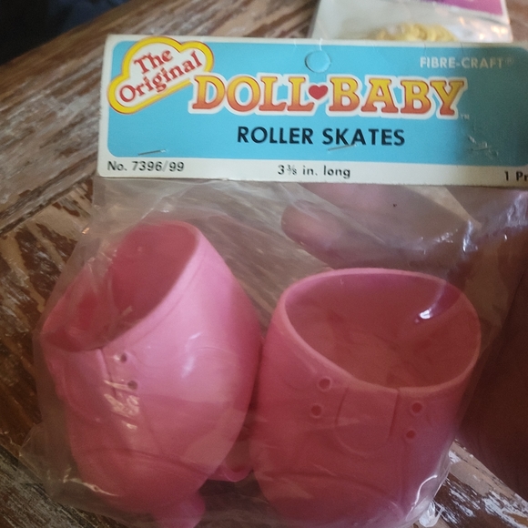 !**Fibre-craft doll baby pink roller skates - Picture 1 of 1